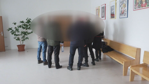 Pomáhali so zahladzovaním pokút, teraz stoja pred súdom. Obžalovaní sú štyria policajti