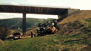 Nehoda na diaľnici D1, kamionista sa zrútil do rokliny