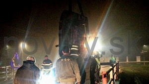 V Kráľovej pri Senci skončilo auto v rieke, chlapca (5) previezli do nemocnice