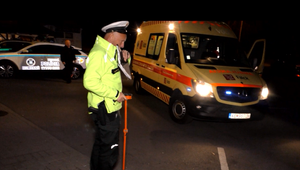 Vodič zrazil dôchodcu pri cúvaní. Po náraze skončil na zemi, pričom auto mu ešte prešlo cez nohu