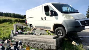 Na cintoríne zrazila vodiča dodávka, ktorú pár sekúnd predtým šoféroval