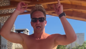 Tomáš Klus šokoval! Odhalil biely zadok a roztriasol ho priamo pred kamerou!