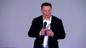 Elon Musk chce ľuďom vložiť čipy do hlavy, ovládali by tak elektroniku