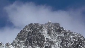 Aj počas letných mesiacov sú Tatry zahalené v bielom