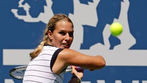 Cibulková do štvrťfinále, Hantuchovú vyradila Šarapovová