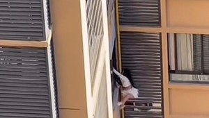 Susedom tuhla krv v žilách. Milenka utekala pred manželkou z 10. poschodia