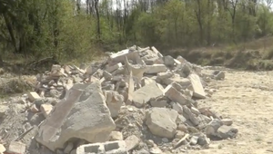 Prvotriedna nezodpovednosť. Namiesto zberného dvora vyhodili odpad do lesa