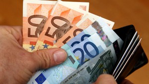 Rodičovský príspevok sa výrazne zvýši. Prezidentka podpísala aj novelu o dôchodkovom strope