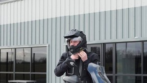 Princ William neodolal zajazdiť si na motorke