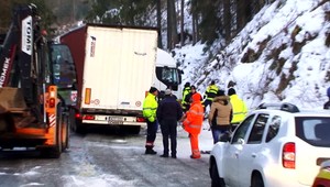 Dve nehody pri Hriňovej zamestnali hasičov. Hrozila ekologická havária