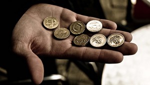 Opitý Brit rozdával na letisku v Palma de Mallorca peniaze