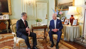 Karol III. vymenoval Keira Starmera za nového premiéra