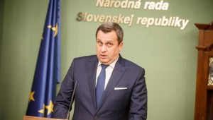 SNS je pobúrená vyjadreniami Emmanuela Macrona. Strana očakáva rázne stanovisko od Lajčáka