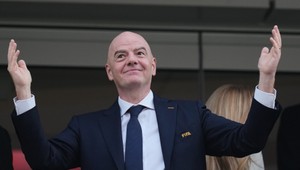 Monitor rasizmu vyzval FIFA, aby odvolala rozhodcu za gesto rukou