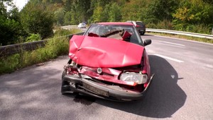 Vodič so zimnými pneumatikami spôsobil nehodu. Nižšiu rýchlosť si všimol neskoro