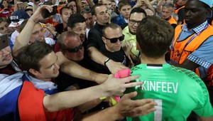 Akinfejev ako jediný Rus zašiel za rozladenými fanúšikmi