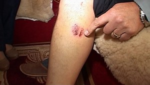 Žiarlivý manžel zaútočil na farára. Myslí si, že spáva s jeho manželkou (63)