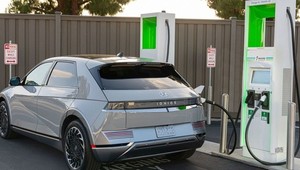 Čína vyzýva EÚ, aby prehodnotila clá na čínske elektromobily