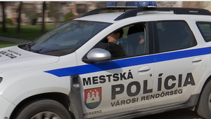 Nahý muž si s nožom spravil ťažké zranenia priamo v strede sídliska