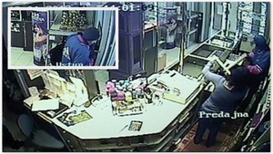 Zlodej babrák! Lúpil v zlatníctve a dal si dole kuklu