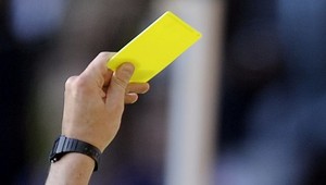 UEFA experimentovala, hlavnému rozhodcovi pomáhali štyria asistenti