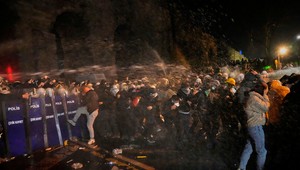 Po zadržaní starostu vypukli rozsiahle protesty. Polícia použila na ľudí vodné delá a slzotvorný plyn