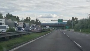 Diaľnica bola uzavretá. Došlo ku kolízii auta s prívesom