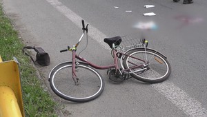 Cyklistku zrazilo auto na priechode. Podľa svedka musela preletieť cez kapotu