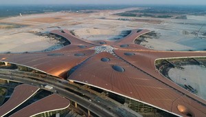 Peking má nové letisko s obrovským terminálom: Strešné okno je veľké ako 25 futbalových ihrísk