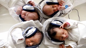 Na Valentína žena (36) porodila dva páry identických dvojčat!