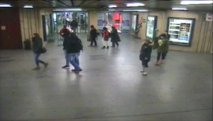 V pražskom metre skupina mužov napadla mladíka teleskopickými obuškami