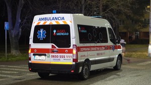 Na policajtov útočil mačetou ale stále je na slobode. Rozhodnúť musí prokuratúra