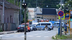 Dráma v Ostrave. Muž sa zabarikádoval s bombou v dome a zbraň namieril na policajtov