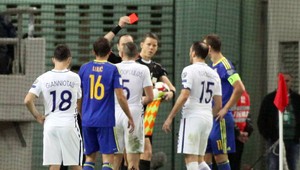 Džeko stiahol súperovi trenky. Trest prišiel v nadstavení