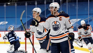 McDavid so sto bodmi aj v skrátenej sezóne. Plná mohla byť rekordná