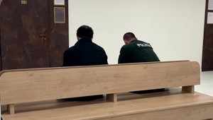 Teplo domova vymenil za policajnú celu