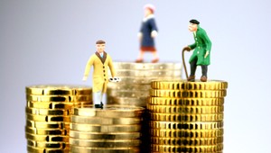 Dôchodcovia si prilepšia, začnú sa vyplácať dôchodky z II. piliera