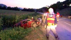 Vodič (†53) vpálil do poľa, preletel cez predné sklo