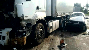 FOTO: Vážna nehoda na Záhorí. Po náraze do kamióna odhodilo auto pod náves druhého kamionistu