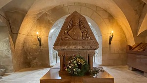 Jeho starý otec vytvoril unikátny sarkofág pre grófa Pálfiho. Skladá sa z osemdesiatich siedmich častí.