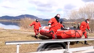 Muž vystúpil z taxíka a skočil do Váhu. Jeho nevládne telo vytiahli z vody hasiči