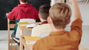 Štvrták napadol a zranil počas vyučovania učiteľku