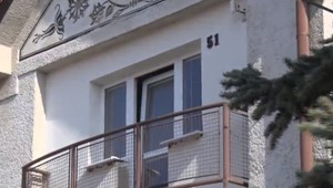 Ženu našli mŕtvu v kúpeľni rodinného domu. Pitva cudzie zavinenie nevylúčila