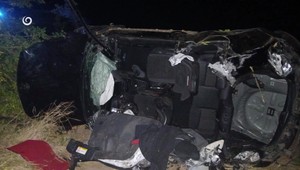 Auto po nehode skončilo prevrátené v priekope: Dvaja mladí spolujazdci zomreli