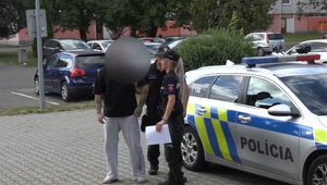 Škrtil ju a búchal jej hlavu o cestu: Syn napadol vlastnú matku po hádke