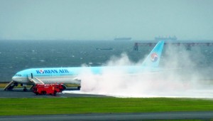 Letisko v Tokiu prerušilo prevádzku, jedno z lietadiel zachvátil požiar
