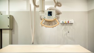 Pri vyšetrovaní na pacientku spadol röntgen. Zraneniam podľahla