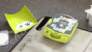 Viete ako používať defibrilátor? Mnohí sa boja, že v prípade nutnosti viac ublížia ako pomôžu