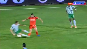 VIDEO. Zbláznil sa? Totálne hnusný faul! Súperovi dolámal nohu!