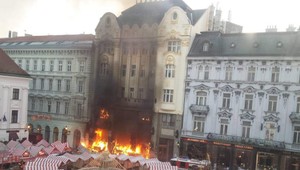 Vianočné trhy v Bratislave pohltili plamene. Hlavné námestie evakuovali
